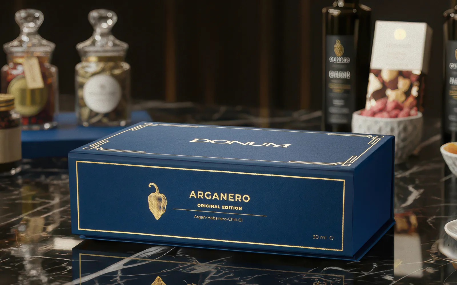 Die DONUM Geschenkbox auf schwarzem Marmor in einer Feinkostumgebung